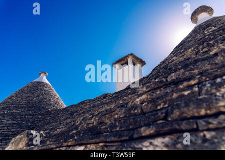 Piastrelle di pietra la copertura dei tetti dei trulli di Alberobello, una città italiana a visitare in un viaggio in Italia. Foto Stock