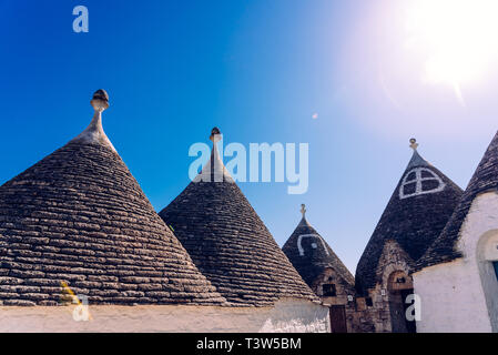 Piastrelle di pietra la copertura dei tetti dei trulli di Alberobello, una città italiana a visitare in un viaggio in Italia. Foto Stock