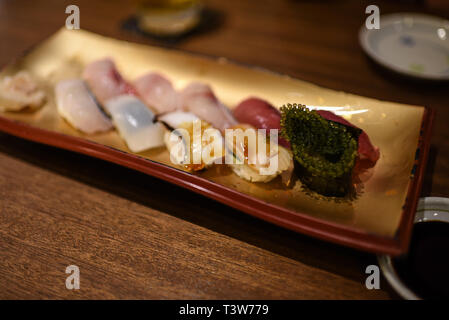 Il nigiri assortiti in Ishigaki ristorante, Okinawa, in Giappone Foto Stock