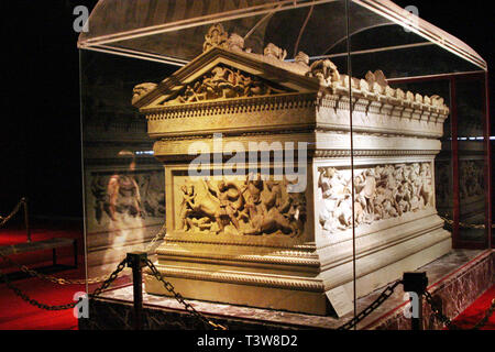 Grande Alexander's sarcofago al Museo Archeologico di Istanbul ad Istanbul in Turchia. Museo oltre un milione di oggetti che rappresentano la quasi totalità delle epoche. Foto Stock