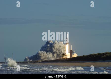 Cape Canaveral, in Florida/STATI UNITI D'America - 11 Aprile 2019: Arabsat-6un lancio Falcon pesante, Apr 11, 2019 Foto Stock