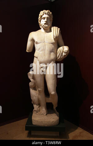 Il dio del mare Poseidone statua al Museo Archeologico di Istanbul ad Istanbul in Turchia. Museo hanno più di un milione di oggetti. Foto Stock