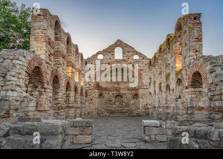 La Chiesa di Santa Sofia o antico vescovado presso sunrise in Nessebar città antica. Nesebar, Nesebr è un sito Patrimonio Mondiale dell'UNESCO. Un architetto bizantino Foto Stock