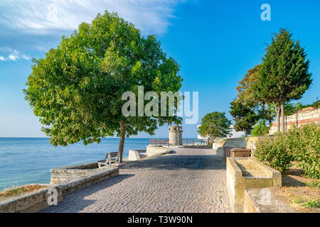 Una bellissima strada in Nessebar antica città sulla costa bulgara del Mar Nero. Nesebar o Nesebr è un sito Patrimonio Mondiale dell'UNESCO. Una strada in Nessebar Foto Stock