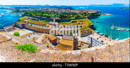 Vista aerea dalla nuova fortezza sulla vecchia citta di Corfu, Grecia Foto Stock