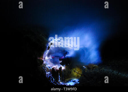 Blue fire da zolfo ardente sul vulcano Ijen, Java, Indonesia Foto Stock