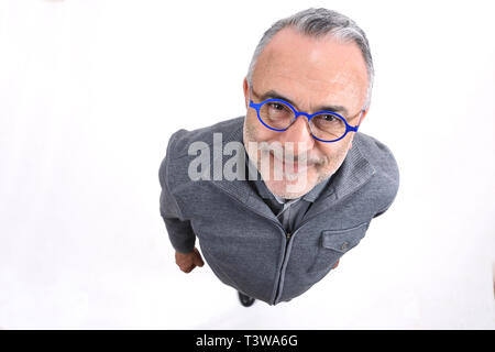 Vista superiore ritratto di un uomo su bianco Foto Stock