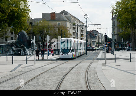 Angers, moderne Strassenbahn, Place Francois Mitterand - Angers, moderno tram, Place Francois Mitterand Foto Stock