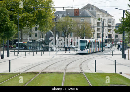 Angers, moderne Strassenbahn, Place Francois Mitterand - Angers, moderno tram, Place Francois Mitterand Foto Stock