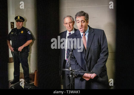 Ex avvocato e fixer per Donald Trump,Michael Cohen, lascia il congressional udienza del 6 marzo 2019. Foto Stock