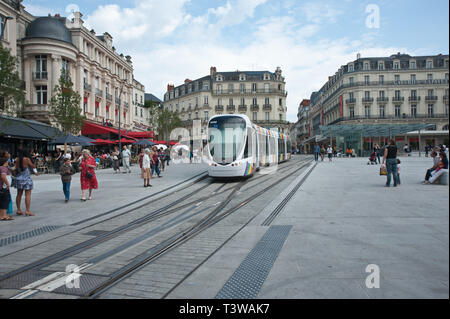 Angers, Place du Ralliement, moderne Strassenbahn - Angers, Place du Ralliement, moderno tram Foto Stock