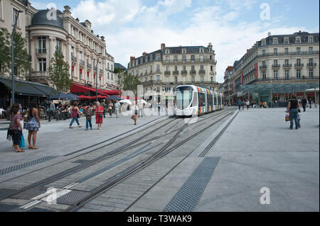 Angers, Place du Ralliement, moderne Strassenbahn - Angers, Place du Ralliement, moderno tram Foto Stock