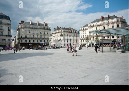 Angers, Place du Ralliement, moderne Strassenbahn - Angers, Place du Ralliement, moderno tram Foto Stock