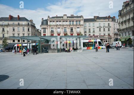 Angers, Place du Ralliement, moderne Strassenbahn - Angers, Place du Ralliement, moderno tram Foto Stock