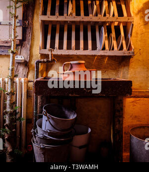 Alastair Hendy e il suo restaurato in stile tudor casa nella città vecchia Hastings, East Sussex Regno Unito. Foto Stock