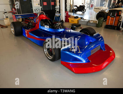 Vista di David Mercer del blu e del rosso, 1978, Marzo 78B storica Formula 2 auto nella fossa internazionale garages, durante il 2019 Silverstone Classic Media/giorno di prova Foto Stock