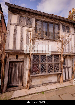 Alastair Hendy e il suo restaurato in stile tudor casa nella città vecchia Hastings, East Sussex Regno Unito. Foto Stock