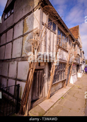 Alastair Hendy e il suo restaurato in stile tudor casa nella città vecchia Hastings, East Sussex Regno Unito. Foto Stock