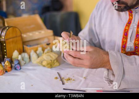 Potter rendendo creta figura per il gioco da tavolo Foto Stock