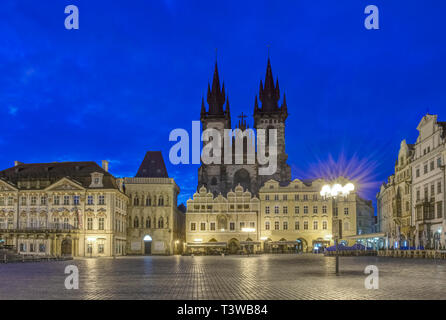 Budapest town square illuminata di notte, Ungheria Centrale, Ungheria Foto Stock