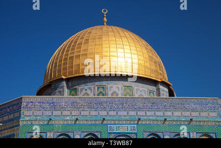 Blue arabo di piastrelle a mosaico e dettagli sulla Cupola della roccia, il Monte del Tempio di Gerusalemme. Israele. Foto Stock