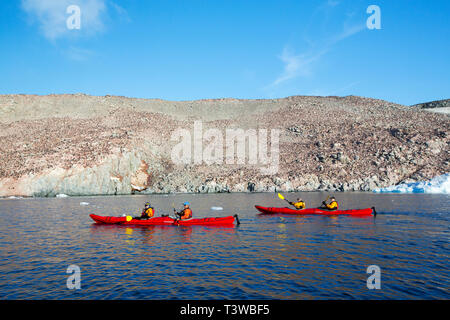 Adelie Penguins sull isola di Heroina, nelle isole di pericolo, Mare di Weddell, Antartide con turisti provenienti da una nave da crociera di kayak da mare. Fino a 3 milioni di uccello Foto Stock