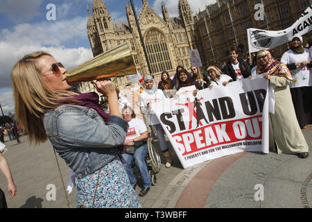 Gemma Tumelty parla a obiettivi di sviluppo del millennio protestare fuori le case del Parlamento europeo a Londra il 18.09.2010. Foto Stock