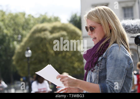 Gemma Tumelty parla a obiettivi di sviluppo del millennio protestare fuori le case del Parlamento europeo a Londra il 18.09.2010. Foto Stock