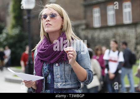 Gemma Tumelty parla a obiettivi di sviluppo del millennio protestare fuori le case del Parlamento europeo a Londra il 18.09.2010. Foto Stock