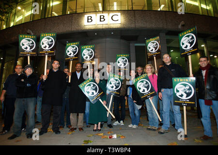 Giornalisti della BBC a piedi fuori a mezzanotte nel primo di due scioperi di protesta a piallato modifiche al loro regime pensionistico. Il BBC Television Centre di Londra. Foto Stock