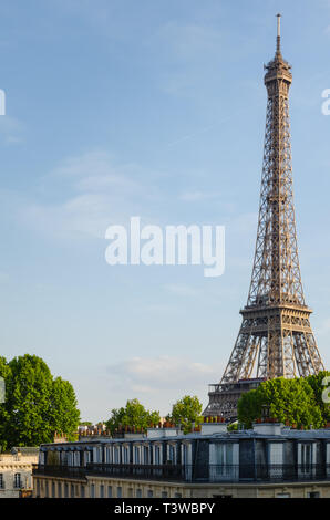 La Torre Eiffel sopra i tetti di Parigi in una giornata di sole Foto Stock