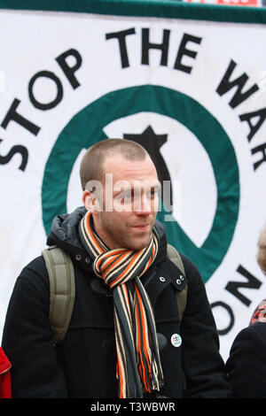 Ex soldato Joe Glenton unisce i manifestanti su un marzo a Londra per chiedere la fine della guerra in Afghanistan. 20.11.2010. Foto Stock