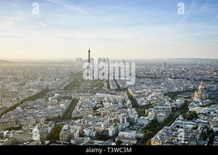 Vista aerea del paesaggio urbano di Parigi, Parigi, Ile de France, Francia Foto Stock