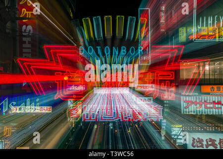 Vista offuscata di insegne al neon a vicina, Osaka, Giappone Foto Stock