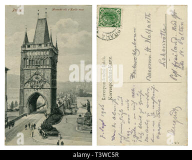 Czech-Austrian cartolina storica: la fotografia in bianco e nero, la Torre del Ponte della Città Vecchia e dal Ponte Carlo attraverso il fiume Vltava, 1906 Praga Foto Stock