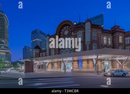 Edifici Urbani illuminata di notte Foto Stock