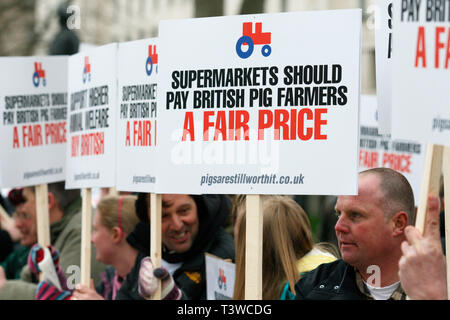 Gli allevatori di suini al rally di Downing Street su aumentando i costi di produzione. Londra. 03.03.2011. Foto Stock