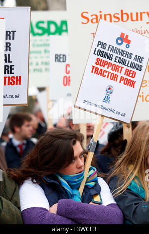 Gli allevatori di suini al rally di Downing Street su aumentando i costi di produzione. Londra. 03.03.2011. Foto Stock