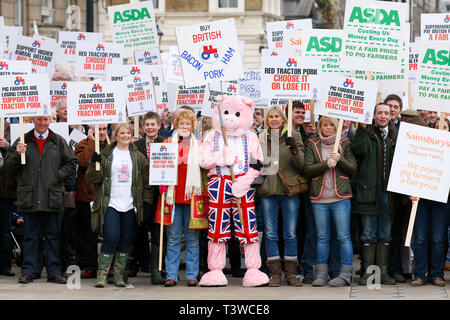 Gli allevatori di suini al rally di Downing Street su aumentando i costi di produzione. Londra. 03.03.2011. Foto Stock