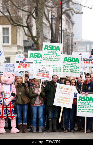 Gli allevatori di suini al rally di Downing Street su aumentando i costi di produzione. Londra. 03.03.2011. Foto Stock