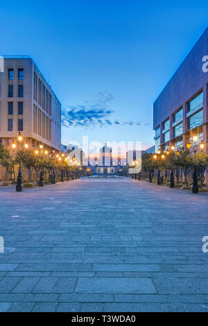 Accese le lampade di strada sulla via della città al tramonto, Guadalajara, Jalisco, Messico Foto Stock