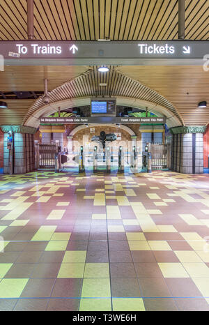 Tornelli e segni nella stazione della metropolitana Foto Stock