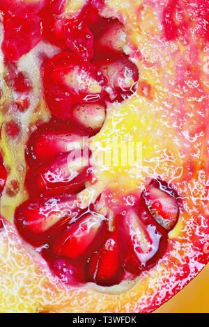 Un voluttuoso affettato e melograno rosso frutto di sementi Foto Stock