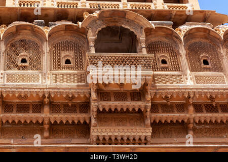 Jharokha (o jharoka) è un tipo di aggettante balcone racchiuso in Patwon Ki Haveli , Jaisalmer, Rajasthan, India Foto Stock