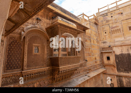 Jharokha (o jharoka) è un tipo di aggettante balcone racchiuso in Patwon Ki Haveli , Jaisalmer, Rajasthan, India Foto Stock