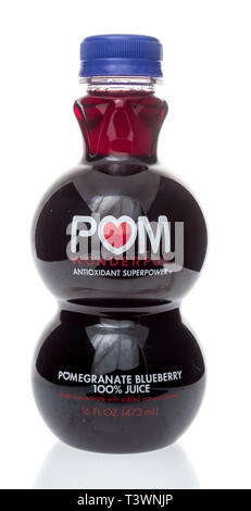 Winneconne, WI - 3 Aprile 2019: una bottiglia di Pom meraviglioso superpotenza antioxident melagrana succo di mirtillo su un sfondo isolato Foto Stock