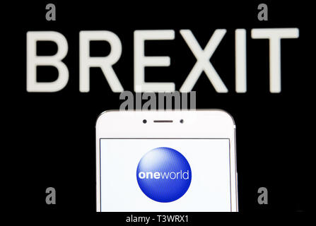 Hong Kong. 6 apr, 2019. In questa illustrazione della foto di un'alleanza di compagnie aeree one world logo è visibile su un androide dispositivo mobile con un messaggio Brexit in background. Credito: Budrul Chukrut SOPA/images/ZUMA filo/Alamy Live News Foto Stock