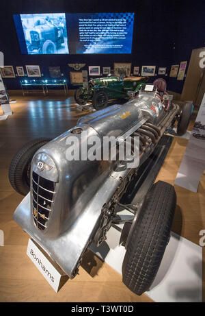 Londra, Regno Unito. Xi Apr, 2019. Più di 25 Pre-War Bentleys sul display a Bonhams New Bond Street per anteprima di 'l'età di Endeavour Exhibition" celebra i suoi cento anni del racing team di Bentley. La mostra si apre il 12 aprile per un solo giorno. Immagine: la mitica "altri Gun', vincitore del 1928 la 24 Ore di Le Mans gara e titolare di tre 130mph Brooklands badge. Credito: Malcolm Park/Alamy Live News Foto Stock