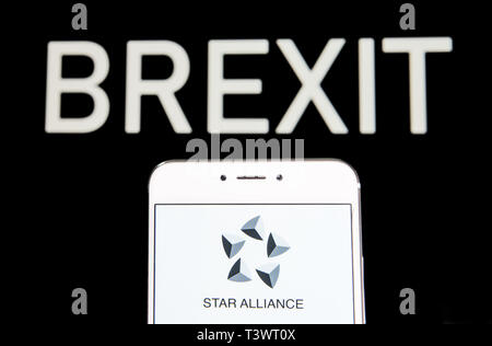 Hong Kong. 6 apr, 2019. In questa illustrazione della foto di un'alleanza di compagnie aeree Star Alliance logo è visibile su un androide dispositivo mobile con un messaggio Brexit in background. Credito: Budrul Chukrut SOPA/images/ZUMA filo/Alamy Live News Foto Stock