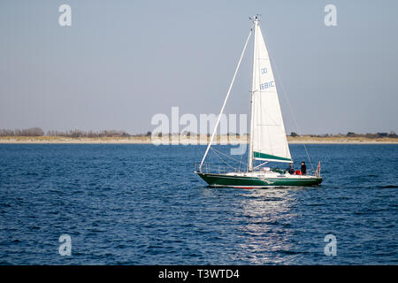 Hayling Island, Hampshire, Regno Unito. 11 aprile 2019. Una bella giornata di sole lungo la costa sud di oggi. La vista da Hayling Island Club vela su Hayling Island in Hampshire. Credito: James jagger/Alamy Live News Foto Stock